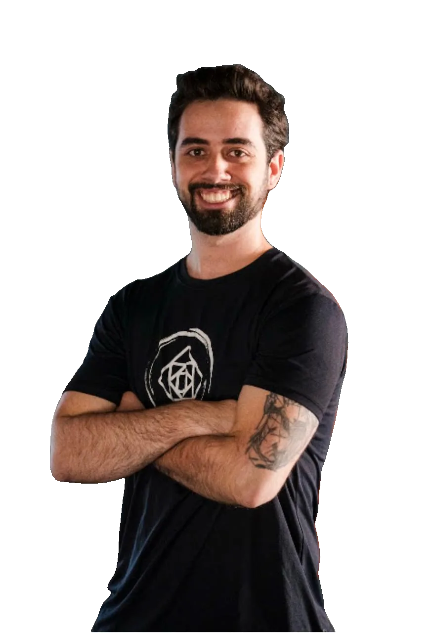 Rafa, de camiseta preta do Studio Pawo, com os braços cruzados